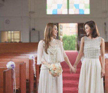 twins再合体扮新娘 牵手对望感情好