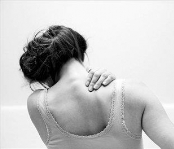 白领久坐肩背疼 告诉你六种方法放松肩背