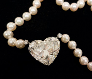 <b>世界最大92克拉心形钻石拍卖逾1亿</b>