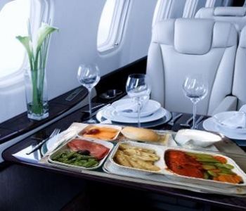安全比味道重要 飞机上应该只吃这两样食物
