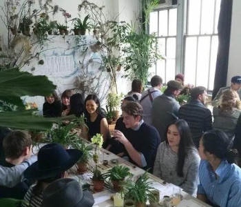 年过四十一身肌肉 最帅花臂大叔跑去开花店