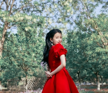 孙怡穿红色玫瑰公主裙可爱减龄 花
