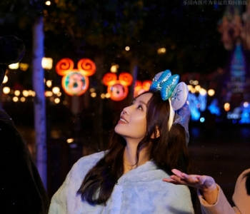 刘诗诗戴卡通发箍夜游乐园 骑旋转木马绽灿烂笑容