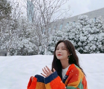 沈梦辰晒初雪美照 针织衫映衬白雪美成画报