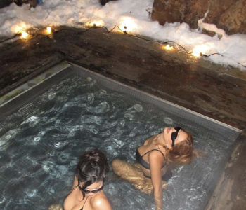 Kylie Jenner零下依旧穿比基尼泡温泉，果然辣妹没有冬天？