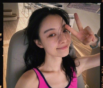 <b>倪妮晒出海六宫格自拍对镜比耶 湿</b>