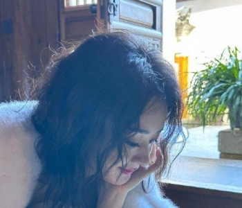 <b>赵丽颖蛋卷发型优雅慵懒 低头拨弄</b>