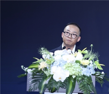 刘诗诗亮相上海，优雅见证伟星水